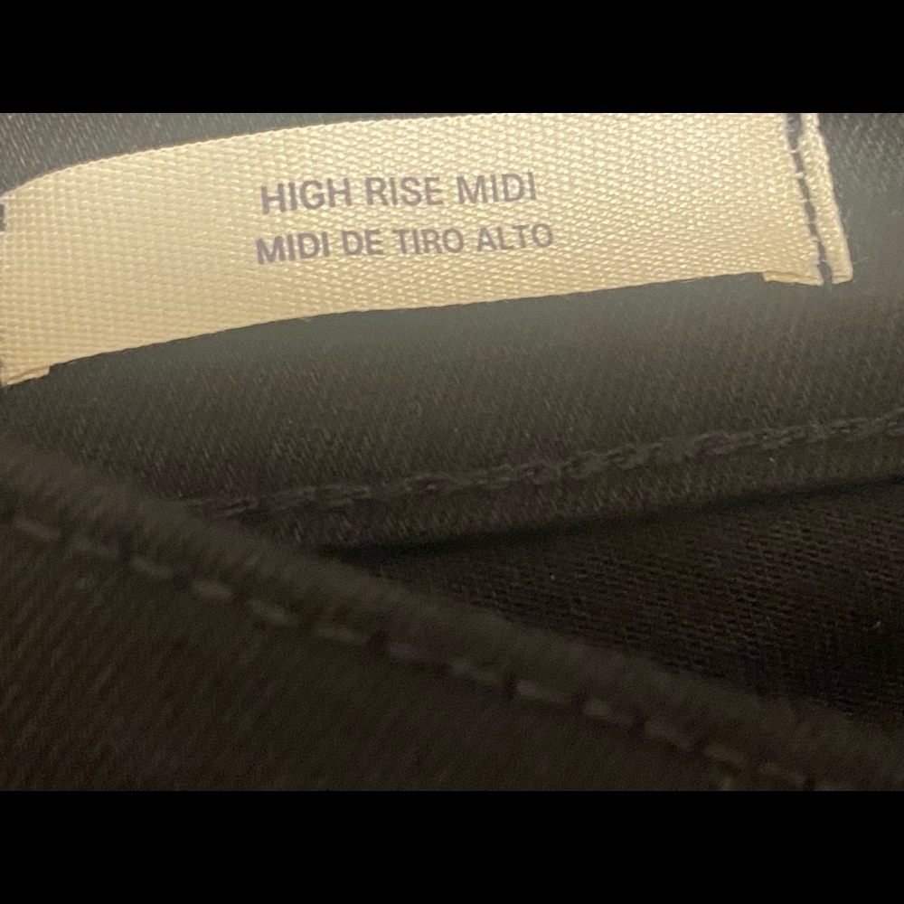 Universal Thread Black High Rise Midi Shorts - Size 4 - Picture 4 of 4